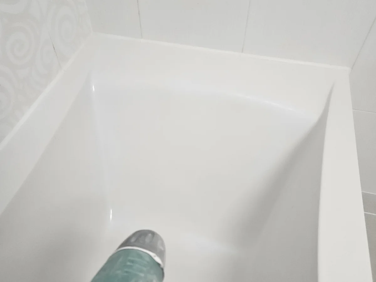 깨진 욕조 단면을 갈아내 정리하는 작업 깨진 욕조 단면을 갈아내 정리하는 작업