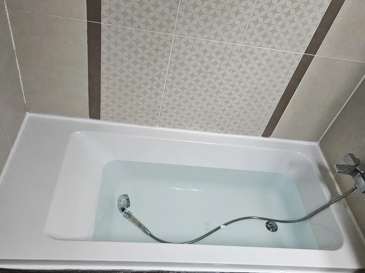 새 욕조 설치를 마친 욕실